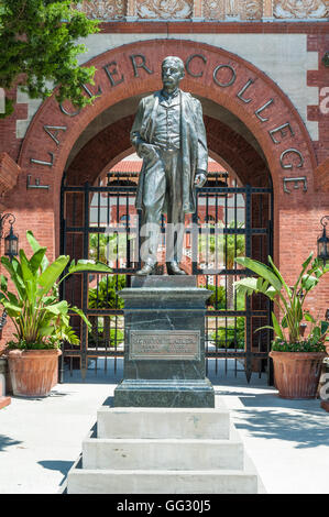 Statua di bronzo di Henry Morrison Flagler all'ingresso Flagler College di St. Augustine, Florida, Stati Uniti d'America. Foto Stock