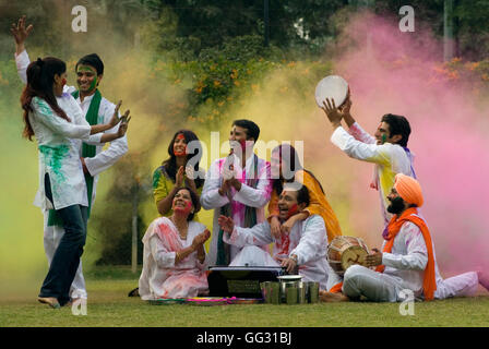 Famiglia celebra Holi Foto Stock