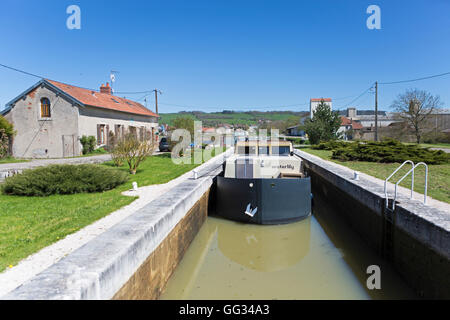 Houseboat Ninfea Pouilly-en-Auxois, il canale di Borgogna, Francia Foto Stock