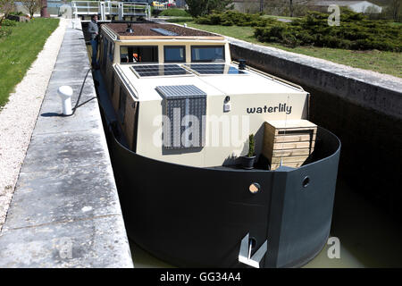 Houseboat Ninfea Pouilly-en-Auxois, il canale di Borgogna, Francia Foto Stock