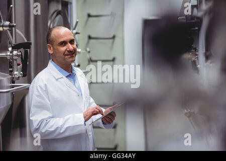 Fabbricante utilizzando digitale compressa nella fabbrica di birra Foto Stock