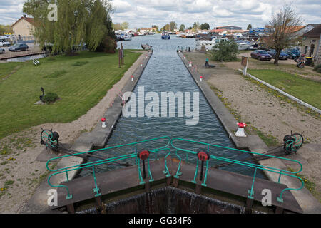 Chiusa sul canale , Saint-Jean-de-Losne, Francia Foto Stock