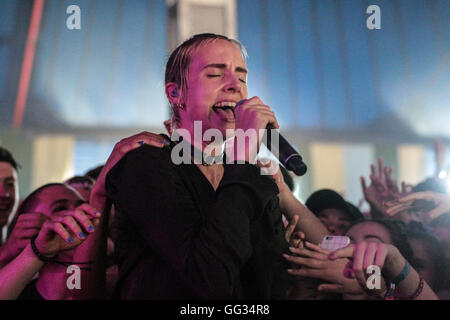 Cantante danese Mo (vero nome Karen Marie Orsted) performing live sulla BBC 6 stadio di musica al 2016 Latitude festival in Southw Foto Stock