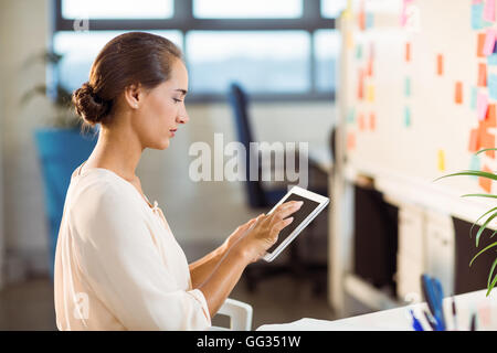 Business executive con tavoletta digitale Foto Stock