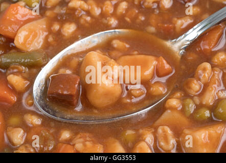 Una zuppa riempito di stufato di manzo in cima più la zuppa. Foto Stock