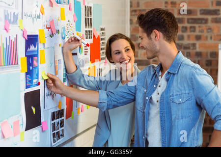 I dirigenti aziendali a interagire gli uni con gli altri Foto Stock