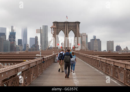 La gente a piedi attraverso il Ponte di Brooklyn a New York City. Foto Stock