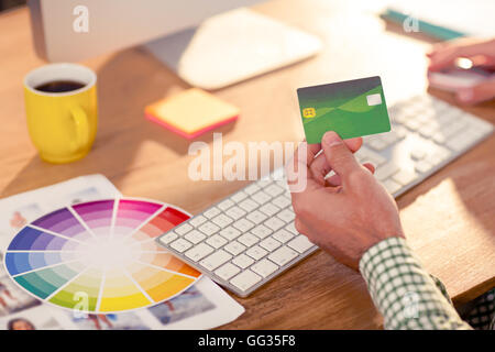 Graphic Designer facendo shopping online Foto Stock