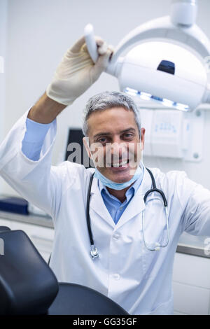 Ritratto di un sorridente dentista Foto Stock