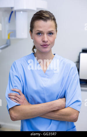 Ritratto di assistente dentale in piedi con le braccia incrociate Foto Stock