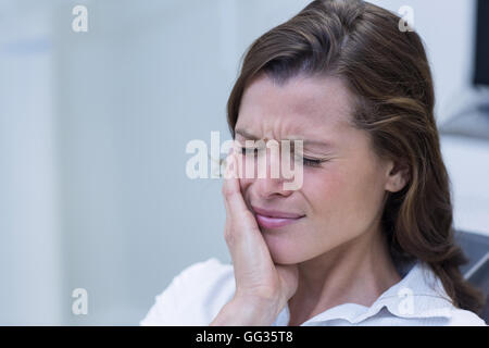 Donna infelice avente un mal di denti Foto Stock