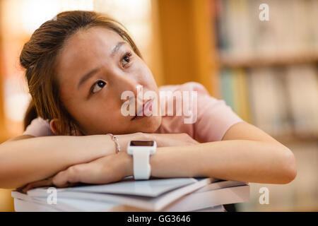 Considerato giovane donna appoggiata sul libro Foto Stock