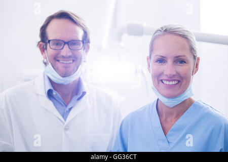 Ritratto di assistente dentale e dentista indossando maschera chirurgica Foto Stock