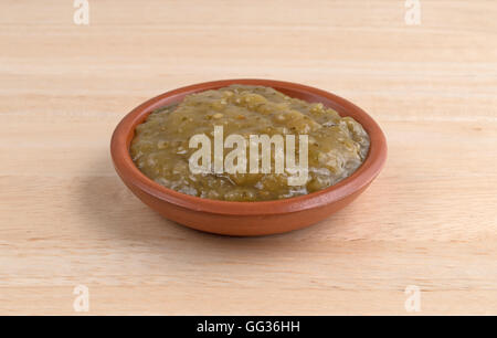 Una ciotola di culantro salsa di cottura su una tavola di legno. Foto Stock