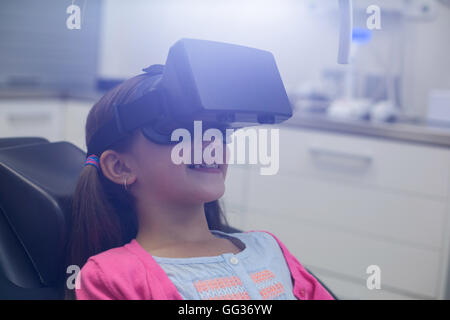 Ragazza con la realtà virtuale cuffia durante una visita dentistica Foto Stock