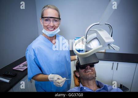 Uomo con la realtà virtuale cuffia durante una visita dentistica Foto Stock