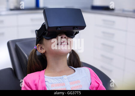 Ragazza con la realtà virtuale cuffia durante una visita dentistica Foto Stock