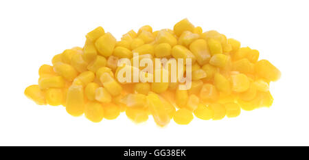 Una porzione di organico conserve di mais dolce isolato su uno sfondo bianco. Foto Stock
