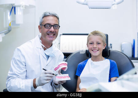 Ritratto di dentista sorridente e paziente giovane Foto Stock