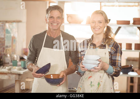 Potters azienda ceramica in officina Foto Stock