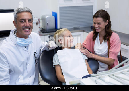 Madre e figlio di parlare mentre il dentista esame Foto Stock