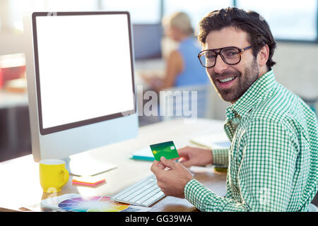 Graphic Designer facendo shopping online Foto Stock