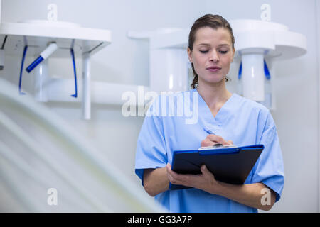 Assistente dentale holding negli appunti Foto Stock