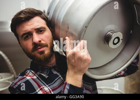 Giovani fabbricante barile in fabbrica di birra Foto Stock