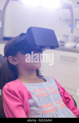 Ragazza con la realtà virtuale cuffia durante una visita dentistica Foto Stock