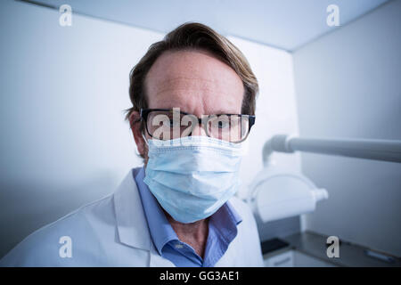 Ritratto di dentista indossando maschera chirurgica Foto Stock