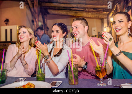 Giovani belle persone con un cocktail nel bar o club Foto Stock