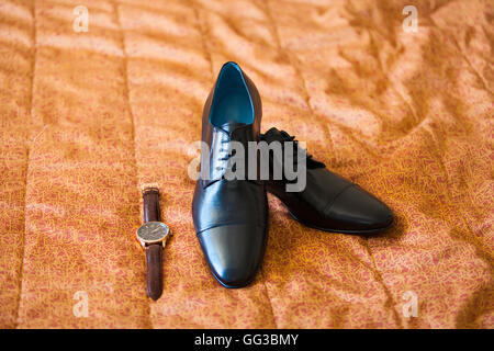 Eleganti Orologi da uomo e abito nero scarpe Foto Stock