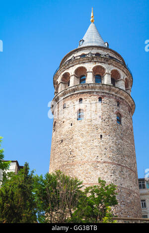 Esterno della Torre Galata, una delle più popolari attrazioni di Istanbul, Turchia Foto Stock