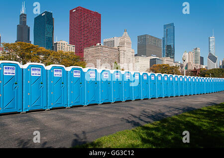 Port-o-vasino schierate in Grant Park per la Maratona di Chicago. Foto Stock