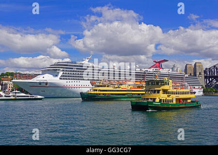 Il carnevale leggenda la nave di crociera di Sydney e il Sydney traghetti nel porto di Sydney. Foto Stock