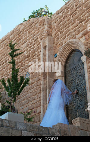 Jaffa, Israele, Medio Oriente: una sposa nei vicoli della città vecchia, scelta come location ideale per molti matrimoni Foto Stock