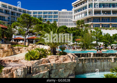 HVAR, Croazia - 8 Settembre 2014: le persone non identificate in Amfora Hotel all'isola di Hvar, Croazia. L'hotel dispone di 330 camere. Foto Stock