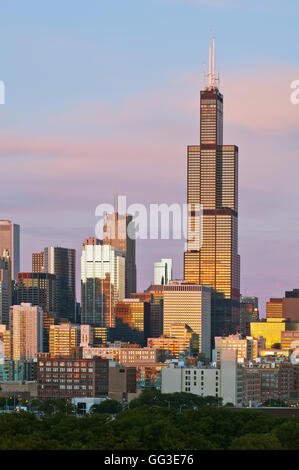 Sullo skyline di Chicago al crepuscolo. immagine di Willis Tower e sullo skyline di Chicago al tramonto. Foto Stock