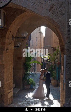 Jaffa, Israele: una sposa giovane baci nei vicoli della città vecchia, scelta come location ideale per matrimoni Foto Stock