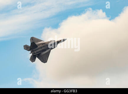 Lockheed Martin F Raptor, USAF, FF AF 09181, con un epico battenti visualizzare presso il Royal International Air Tattoo 2016 Foto Stock