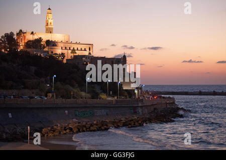 Israele e Medio Oriente: tramonto sullo skyline della città vecchia di Jaffa, la parte più antica di Tel Aviv Yafo, una delle più antiche città portuale in Israele Foto Stock