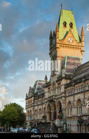 Tarda serata estiva alla Guildhall in Winchester, Inghilterra. Foto Stock