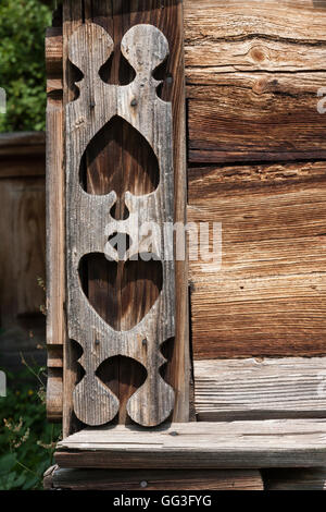 Angolo rurale casa in legno. Architettura rurale - dettaglio Foto Stock