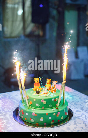 Torta di compleanno con candele e Winnie the Pooh da Disney Foto Stock