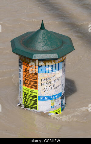 Un palazzetto a colonna con poster di strada situato sulla riva del fiume catturato nelle acque ondeggianti del Danubio a Bratislava; Foto Stock