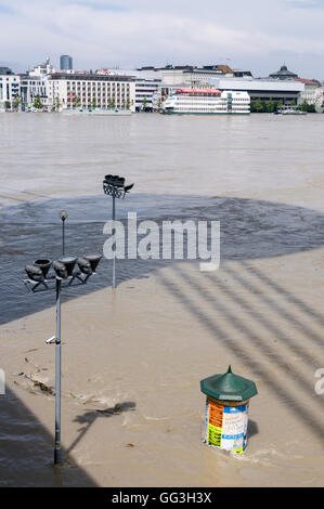 Un riquadro a colonne con poster di strada situato sulla riva del fiume, catturato nelle acque ondinose del Danubio a Bratislava; Foto Stock