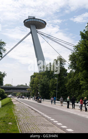 La torre di osservazione sulla maggior parte dei SNP ( noto come Ponte Nuovo) della Rivolta Nazionale Slovacca) che attraversa il fiume Danubio in Bratisl Foto Stock