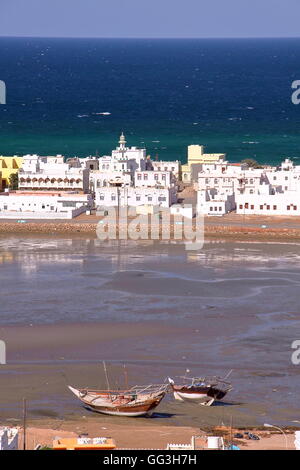 Dhow tradizionale (vela e barche da pesca) presso il Porto Vecchio di Ayjah, Sur, Oman Foto Stock