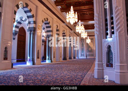 La sala di preghiera Al Sultan Qaboos grande moschea in Muscat Oman Foto Stock