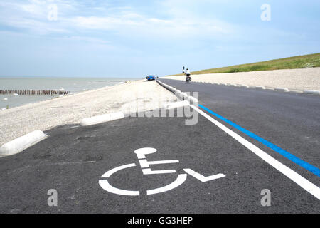 Parcheggio disabili lungo la costa olandese Foto Stock